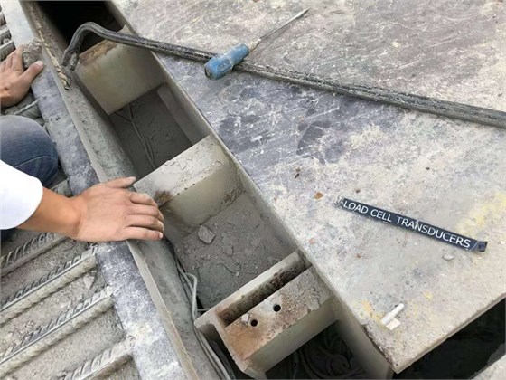 汽車衡更換傳感器現場 (2)