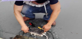 蘇州防汛期間-金鉆稱重維修人員冒雨維修電子地磅 蘇州防汛期間-金鉆稱重維修人員冒雨維修電子地磅