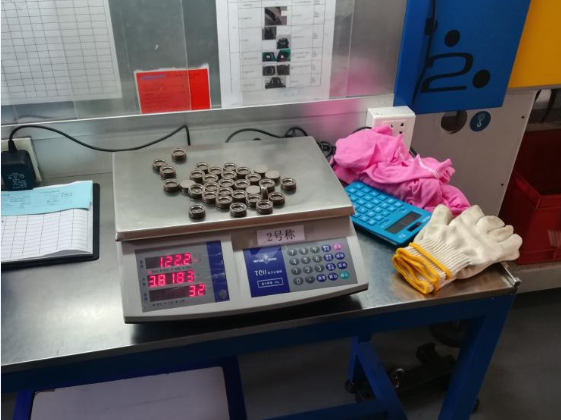 電子計數秤維修現場.1